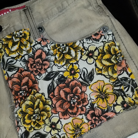 Levis Jean's shorts 27x27 - Picture 4 of 7